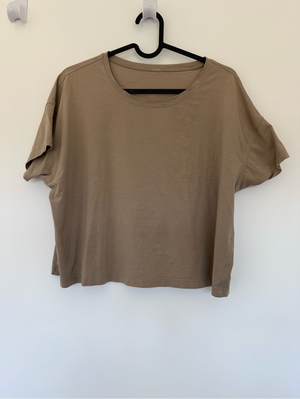 lululemon athletica taupe cropped tee